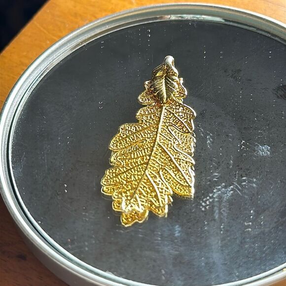 Vintage gold plated leaf pendant - Picture 2 of 4